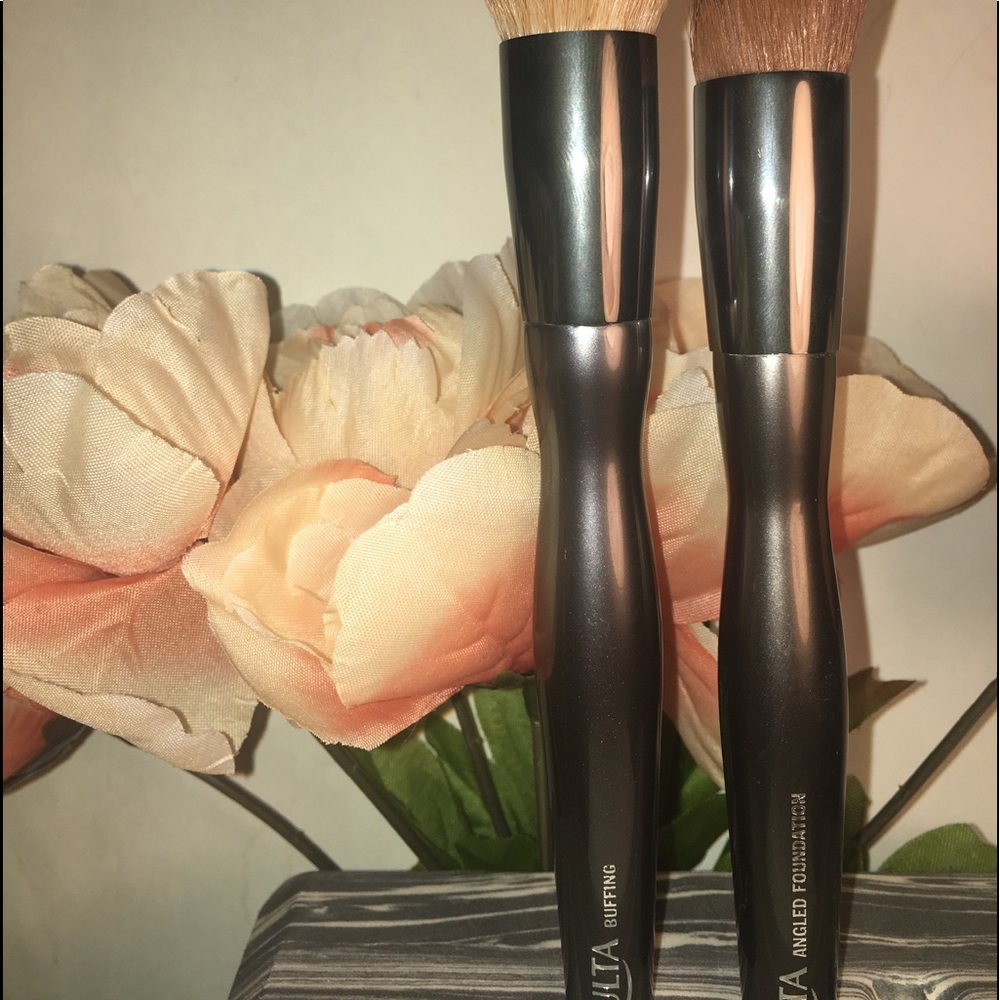 Ulta angled foundation & buffing brush - Picture 2 of 3